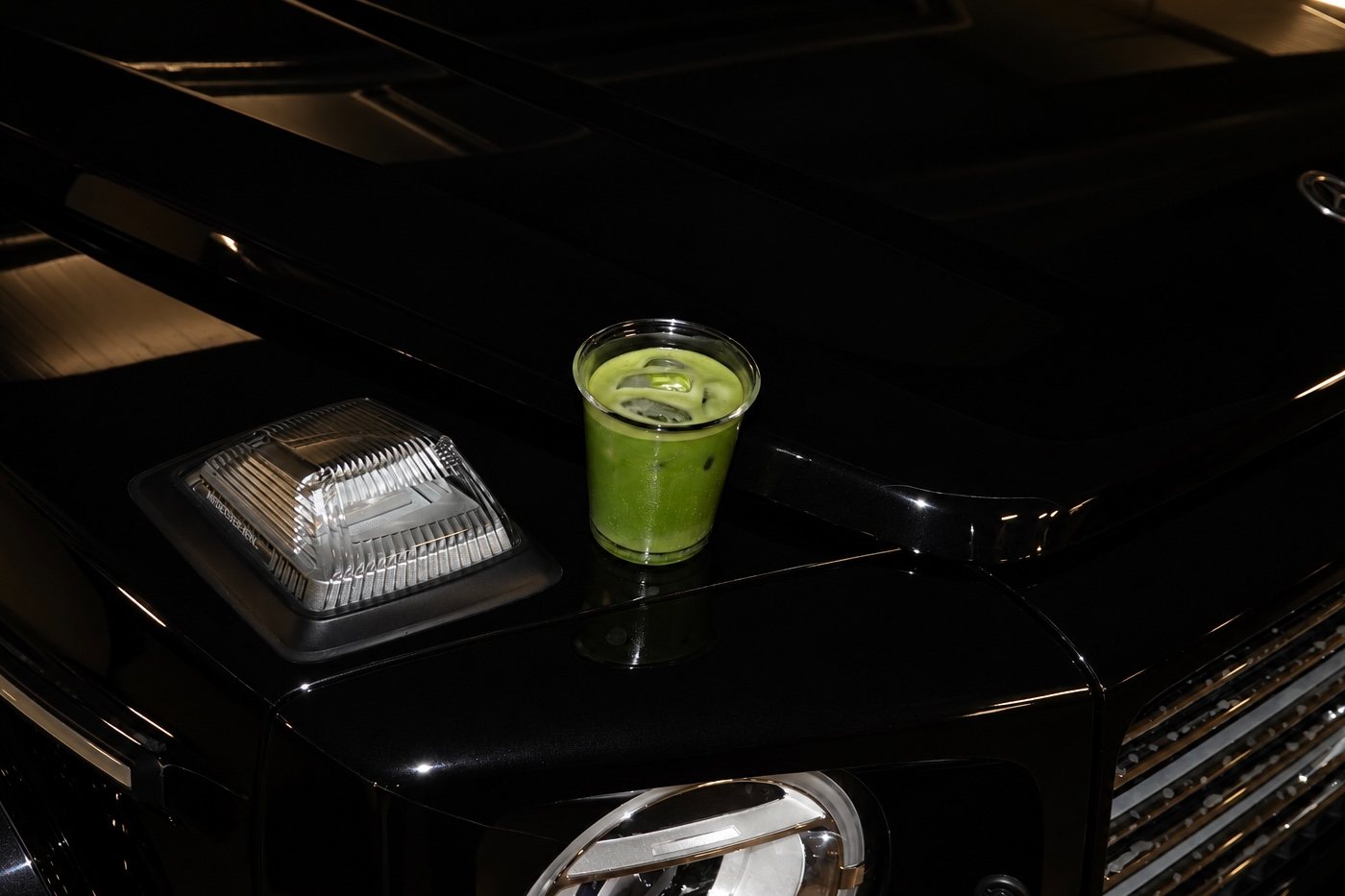 Jäine matcha latte musta G-klassi kapotil